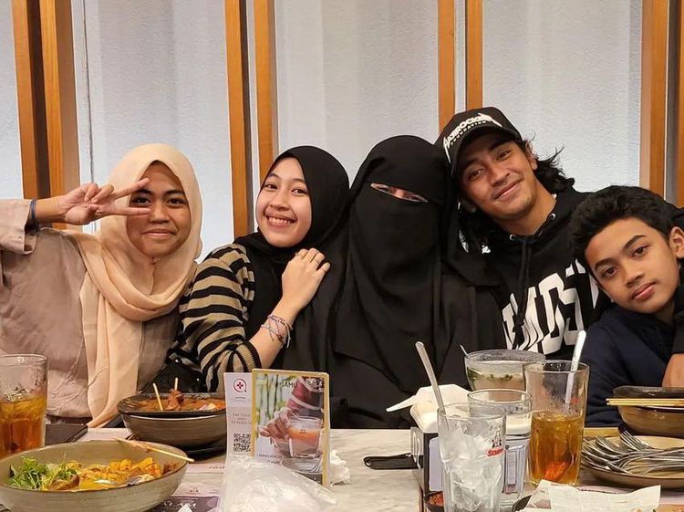 Keseruan Umi Pipik saat Kulineran Bareng Abidzar dan Adiba