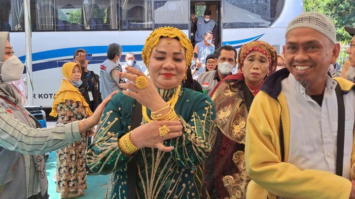 Suarnati Daeng Kanang, jemaah haji asal Makassar yang pamer emas sepulang dari Makkah diperiksa. Ternyata emas yang dibeli Suarnati adalah barang imitasi.