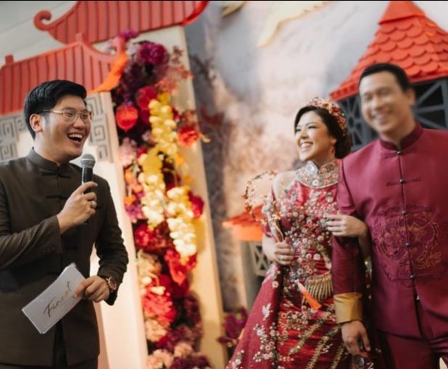 Kekasih Tina Toon yang diketahui bernama Daniel juga memakai busana berwarna senada. Daniel tampak memakai setelan jas cheongsam marun bergambar naga di tengah. Foto: Instagram/@tinatoon101