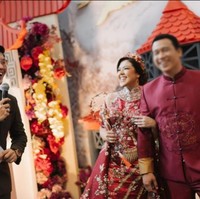 Kekasih Tina Toon yang diketahui bernama Daniel juga memakai busana berwarna senada. Daniel tampak memakai setelan jas cheongsam marun bergambar naga di tengah. Foto: Instagram/@tinatoon101