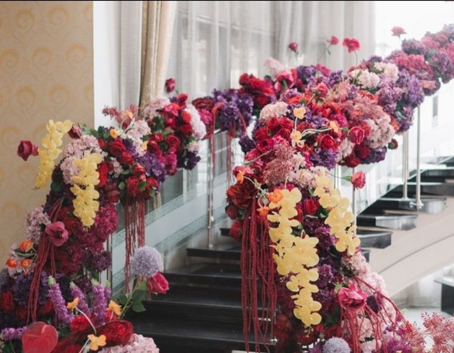 Rangkaian bunga bernuansa marun, ungu dan pink menghiasi beberapa bagian rumah. Mulai dari tangga, meja hingga ruang tamu. Foto: Instagram/@tinatoon101