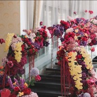 Rangkaian bunga bernuansa marun, ungu dan pink menghiasi beberapa bagian rumah. Mulai dari tangga, meja hingga ruang tamu. Foto: Instagram/@tinatoon101