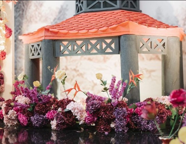 Dalam seri foto yang diunggah di Instagram, wajah calon suaminya pun tak pernah diperlihatkan dengan jelas. Foto hanya memperlihatkan sisi samping, tampak belakang, atau diberi efek blur. Foto: Instagram/@tinatoon101