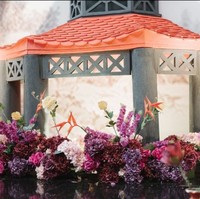 Dalam seri foto yang diunggah di Instagram, wajah calon suaminya pun tak pernah diperlihatkan dengan jelas. Foto hanya memperlihatkan sisi samping, tampak belakang, atau diberi efek blur. Foto: Instagram/@tinatoon101