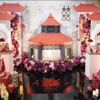 Prosesi Sangjit semakin meriah dengan hiasan rumah adat Tionghoa. Foto: Instagram/@tinatoon101