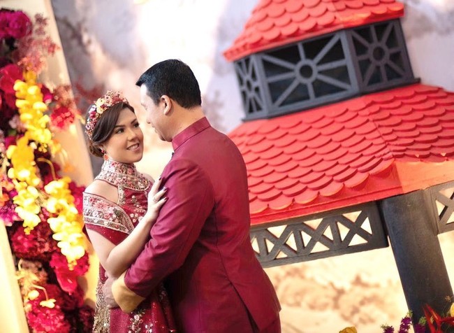 Penampilan Tina Toon makin mewah berkat aksesori yang juga serba merah, Mulai dari tiara, anting dan cincin. Kukunya pun dihiasi nail art bernuansa marun. Foto: Instagram @tinatoon101