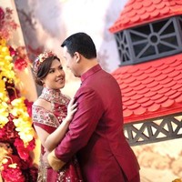 Penampilan Tina Toon makin mewah berkat aksesori yang juga serba merah, Mulai dari tiara, anting dan cincin. Kukunya pun dihiasi nail art bernuansa marun. Foto: Instagram @tinatoon101