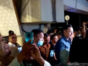 AHY Sambut Anies Pulang Haji di Bandara Soetta