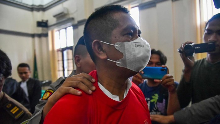 Terdakwa kasus pembiaran penganiayaan Achiruddin Hasibuan (tengah) menjalani sidang perdana di Pengadilan Negeri Medan, Sumatera Utara, Rabu (12/7/2023). Sidang perdana tersebut beragendakan pembacaan dakwaan kepada Achiruddin?Hasibuan atas kasus penganiayaan yang dilakukan anaknya Aditya Hasibuan terhadap Ken Admiral pada 22 Desember 2022. ANTARA FOTO/Fransisco Carolio/aww.
