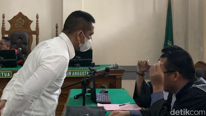 AKBP Achiruddin menjalani sidang dakwaan dalam kasus penganiayaan hari ini di PN Medan.