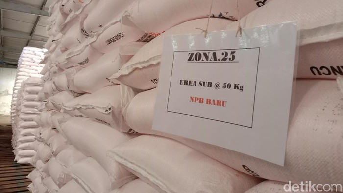 Aktivitas distribusi di gudang Pupuk Kujang Lini III Jatibarang, Indramayu