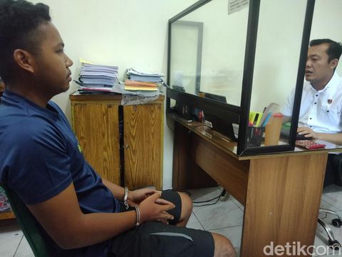 Andrean saat diperiksa polisi karena menikam pacarnya