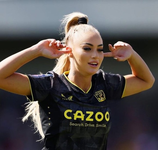 1. Alisha Lehmann - 491.100 PencarianStriker Aston Villa ini kembali memuncaki daftar atlet wanita yang paling dicari di Google di 2023. Tampaknya banyak orang yang penasaran dengan sepak terjangnya di dunia bola dan potret cantiknya. Dalam pencarian pun, netizen sering mengaitkan wanita biseksual itu dengan kata hot. Foto: Instagram