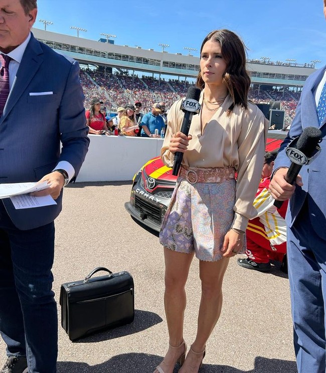9. Danica Patrick - 137.600 PencarianDanica merupakan pembalap mobil wanita pertama yang memenangkan balapan IndyCar. Atlet asal AS berusia 42 tahun tersebut juga sudah tiga kali naik podium di balapan Indianapolis 500. Kini ia lebih aktif sebagai presenter dan podcaster.Foto: Instagram