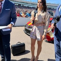 9. Danica Patrick - 137.600 PencarianDanica merupakan pembalap mobil wanita pertama yang memenangkan balapan IndyCar. Atlet asal AS berusia 42 tahun tersebut juga sudah tiga kali naik podium di balapan Indianapolis 500. Kini ia lebih aktif sebagai presenter dan podcaster.Foto: Instagram