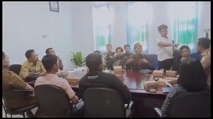 Audiensi warga dan Dinkes Sampang yang memanas