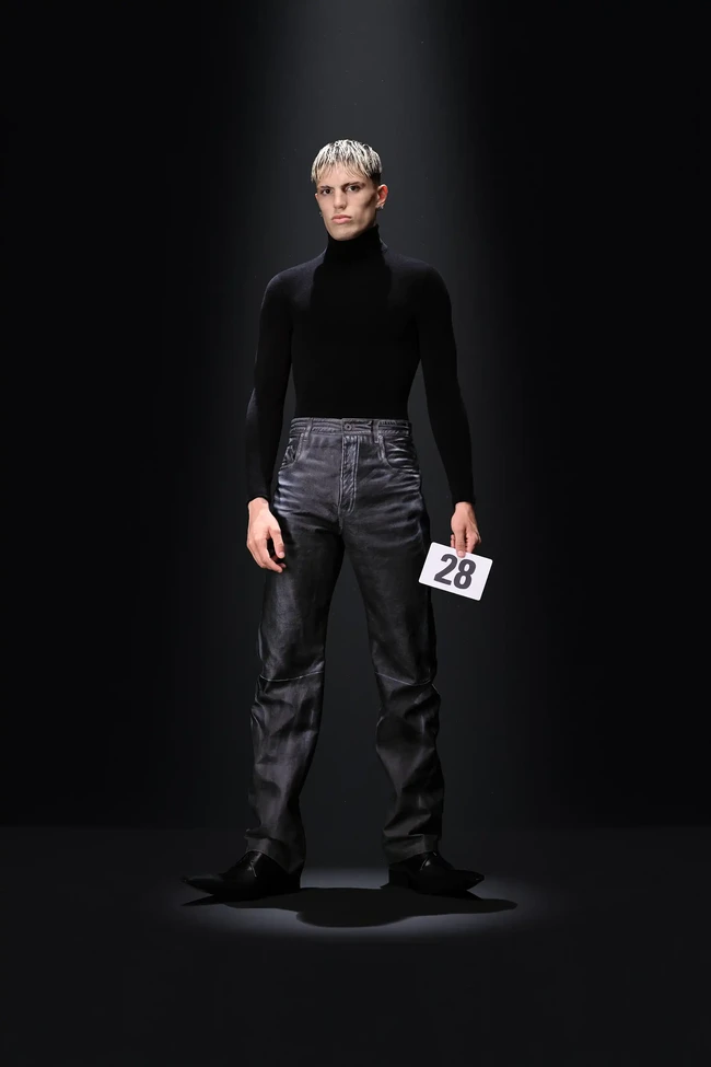 Kain-kain katun hingga linen dilukis oleh para artisan hingga menyerupai jeans yang bergradasi (faded). Tak cuma bawahan, tapi juga atasan dalam rupa jaket denim sehingga sulit membedakan keasliannya. (Foto: Dok. Balenciaga)