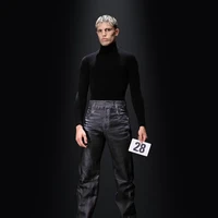 Kain-kain katun hingga linen dilukis oleh para artisan hingga menyerupai jeans yang bergradasi (faded). Tak cuma bawahan, tapi juga atasan dalam rupa jaket denim sehingga sulit membedakan keasliannya. (Foto: Dok. Balenciaga)