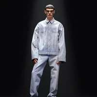 Setiap potongnya memakan waktu pembuatan hingga 100 jam. Tak heran bila harga satu celana jeans tersebut bisa menyentuh angka US$ 27.000 atau sekitar Rp 407 juta sebagaimana tertera di situs Balenciaga. Fantastis! (Foto: Dok. Balenciaga)