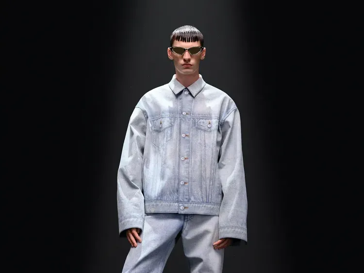 Tren Street Style Mewah, Jeans Rp 407 Juta di Paris Fashion Week