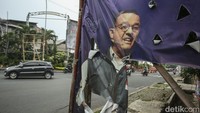 SE ini terbit pada 16 Juni 2023. Dalam SE itu, Idris menyatakan setiap orang dilarang memasang lambang, simbol, bendera, spanduk, umbul-umbul, banner, reklame, dan sejenisnya, di atas trotoar, bahu jalan, badan jalan dan atau median jalan. 