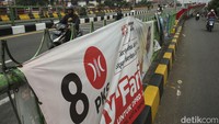 Ada pula baliho bergambar Caleg yang terkena vandalisme bahkan rusak dan robek.