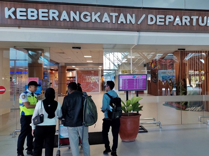 Suasana penumpang di Bandara Internasional Lombok, Nusa Tenggara Barat, Selasa (11/7/2023).