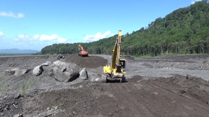 banjir lahar dingin semeru jebol tanggul sepanjang 150 meter di Dusun Sumberkajar, Desa Jugosari, Lumajang