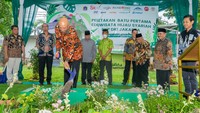 Direktur Ritel & Syariah Bank DKI, Henky Oktavianus (depan foto) bersama Direktur Manajemen Strategis, EPK, dan Kemitraan Pemerintah Daerah Kantor OJK Regional 1 DKI Jakarta dan Banten, Sabarudin, lalu Kepala Dinas Lingkungan, Asep Kuswanto, serta Drs. K.H. Amidhan selaku Ketua Umum Pengurus Yayasan PKP DKI Jakarta secara simbolis membuka pengembangan Eduwisata Hijau Syariah di lingkungan PKP DKI Jakarta, Senin 10 Juli 2023.  