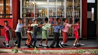 Semua anak-anak tampak ikut bermain.  