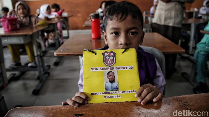 Masa Pengenalan Lingkungan Sekolah siswa SD dimulai hari ini. Kegiatan ini diisi dengan belajar dan bermain.