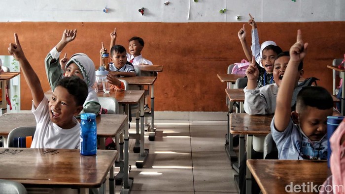 Masa Pengenalan Lingkungan Sekolah siswa SD dimulai hari ini. Kegiatan ini diisi dengan belajar dan bermain.