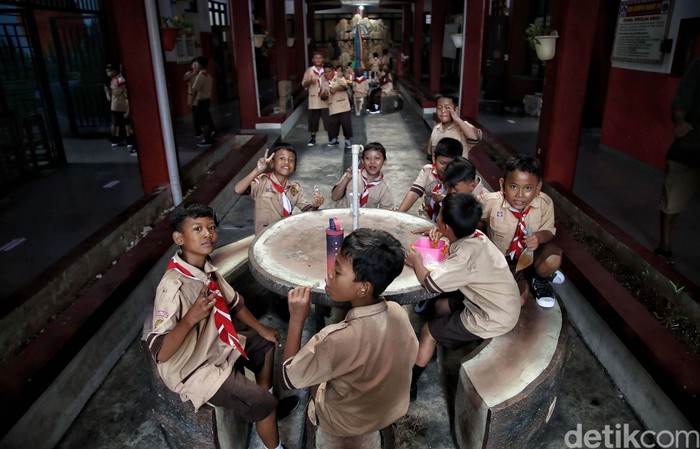 Masa Pengenalan Lingkungan Sekolah siswa SD dimulai hari ini. Kegiatan ini diisi dengan belajar dan bermain.