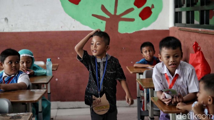 Masa Pengenalan Lingkungan Sekolah siswa SD dimulai hari ini. Kegiatan ini diisi dengan belajar dan bermain.