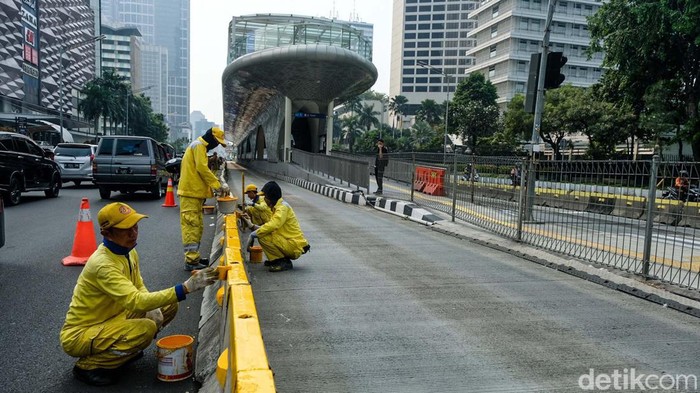 Separator busway dekat Halte TransJakarta Tosari, Jakarta dicat. Pengecatan dilakukan dalam rangka perawatan fasilitas.