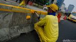 Biar Kinclong, Separator Busway di Tosari Dicat Lagi