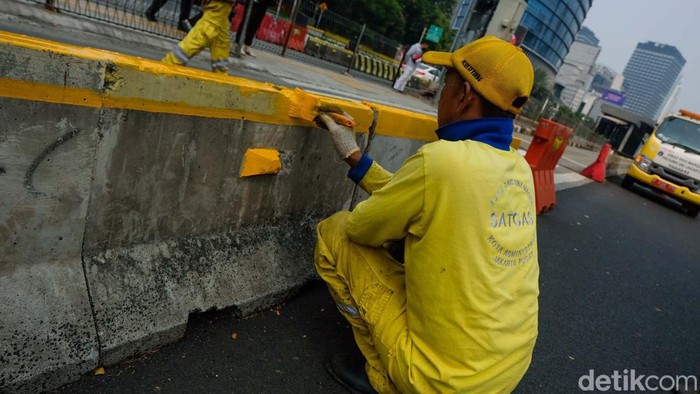 Separator busway dekat Halte TransJakarta Tosari, Jakarta dicat. Pengecatan dilakukan dalam rangka perawatan fasilitas.