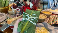Kamu bisa mengikat tempe berbungkus daun tersebut. Bisa juga menggunakan tusukan kecil, yang terpenting tertutup rapat. Foto: detikFood/Yenny Mustika Sari
