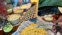 Setelah kacang kedelai dikukus, kipasi sampai airnya tiris. Kacang kedelai yang sudah kering ini kemudian dicampurkan dengan sejumput ragi khusus tempe. Foto: detikFood/Yenny Mustika Sari