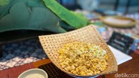 Tempe Movement sempat mengajari detikFood cara membuat tempe yang dibungkus daun dalam workshop bertajuk Tempe Tapestry di 1945 Restaurant beberapa waktu lalu. Foto: detikFood/Yenny Mustika Sari