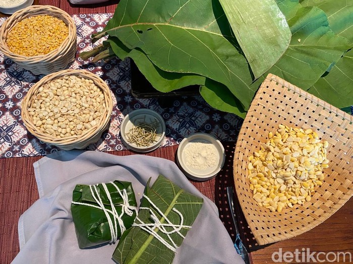 Cara membuat tempe bungkus daun Cara membuat tempe bungkus daun ala Tempe Movement