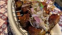 Bisa juga dijadikan sate yang nikmat. Agar makin sedap, bisa kamu tambahkan sambal matah di atasnya. Foto: detikFood/Yenny Mustika Sari