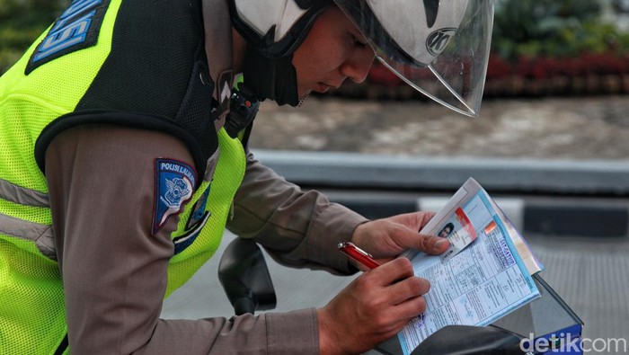 Operasi Patuh Jaya 2023 digelar di wilayah DKI Jakarta dan sekitarnya mulai dari 10-23 Juli 2023. Ada 14 pelanggaran yang disasar saat Operasi Patuh Jaya 2023.