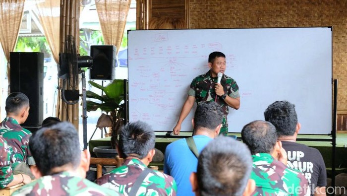 Dandim Karawang saat menjelaskan aplikasi transaksi prajurit TNI
