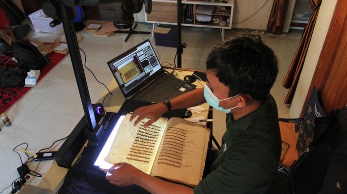 Petugas memperlihatkan kitab yang rusak dan yang masih utuh saat proses digitalisasi manuskrip di Padang, Sumatera Barat, Rabu (12/7/2023). Digitalisasi manuskirp yang dilakukan Lembaga Surau Intellectual for Conservation (SURI) tersebut sebagai upaya penyelamatan khazanah budaya dan pelestarian warisan leluhur yang berisikan kearifan lokal dengan tujuan merawat fisiknya serta perlindungan terhadap informasi yang terkandung di dalam naskah kuno itu. ANTARA FOTO/Muhammad Arif Pribadi/nym.