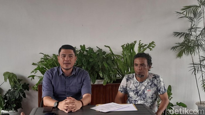 Dirut PT Harmoni Muda Inovasi (HMI), Pemiga Orba Yusra (kiri) menyampaikan keterangannya kepada wartawan di Medan.