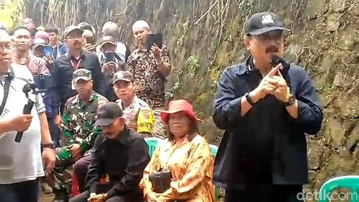 Eros Djarot saat di lokasi tambang emas di Sukabumi.