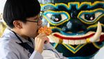 Es Krim Bentuk Ubin Kuil Jadi Jajanan Unik di Wat Arun Thailand