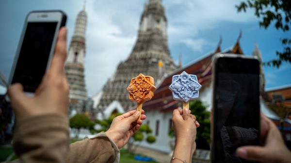 Es Krim Bentuk Ubin Kuil Jadi Jajanan Unik di Wat Arun Thailand