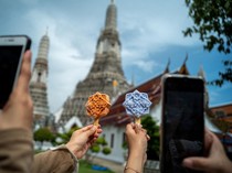 Unik, Thailand Jual Es Krim Berbentuk Ubin Kuil Wat Arun